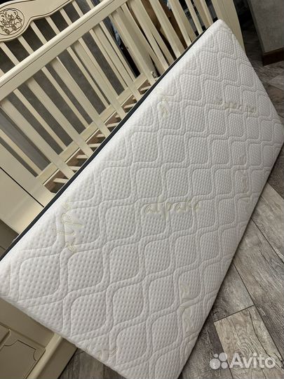 Детская кроватка с маятником и ящиком