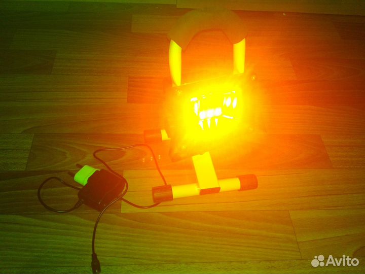 Светодиодный прожектор с аккумулятором 15W Фонарик