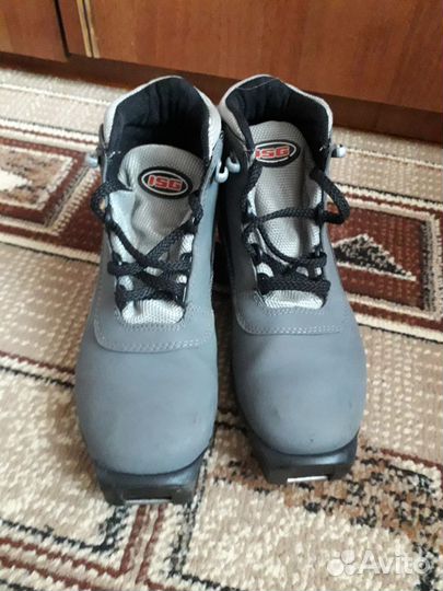Продам лыжные ботинки 38 размера