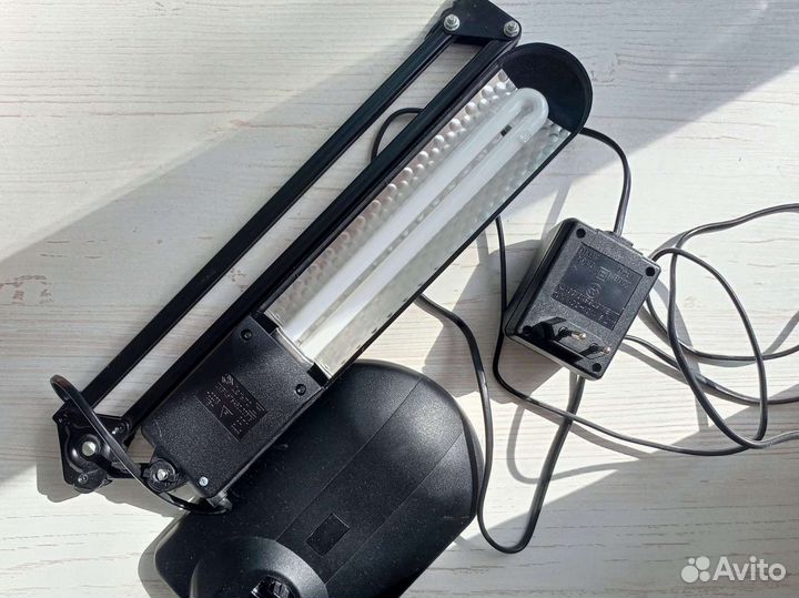 Светильник на подставке черный дельта