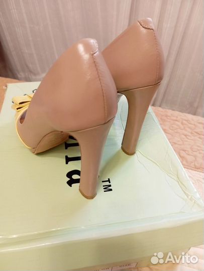 Босоножки натур кожа 36 р Carlo Pazolinl