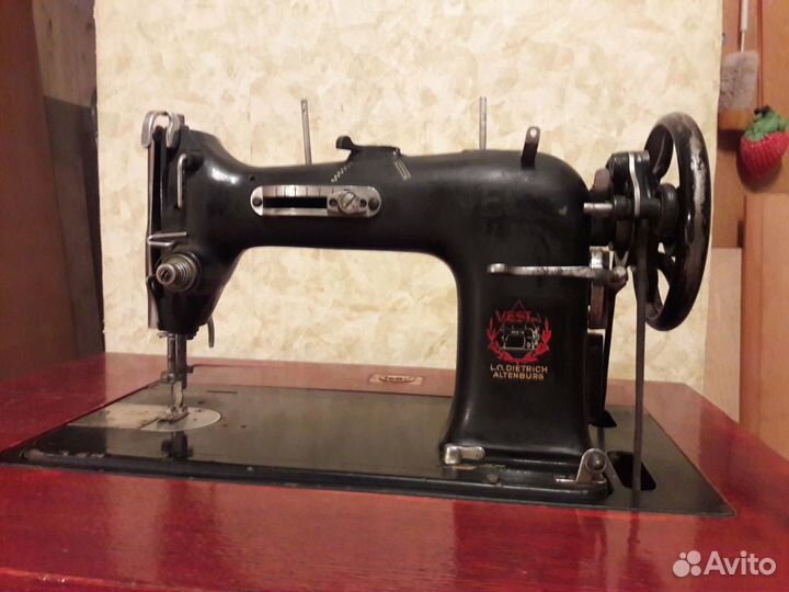 Швейная машина vesta с ножным приводом редкая