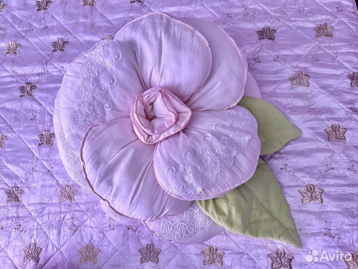 Подушка Роза декоративная сатин кружево 50см