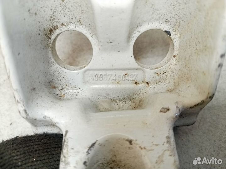 Петля двери багажника