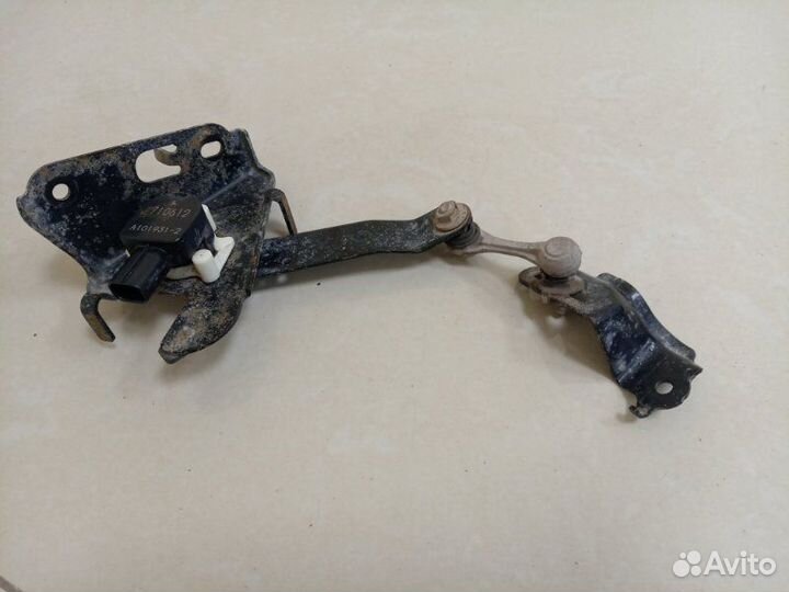 Датчик высоты дорожного просвета Lexus Ls460 USF40