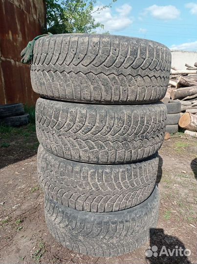 Bridgestone Blizzak Spike-01 235/55 R17 103T