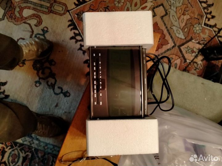 Электронные часы с радио и проэктором времени