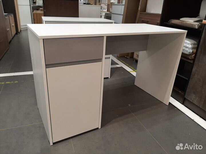 Стол письменный с ящиком и дверкой бело серый