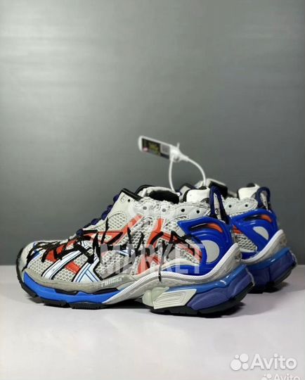 Кроссовки balenciaga runner на руках