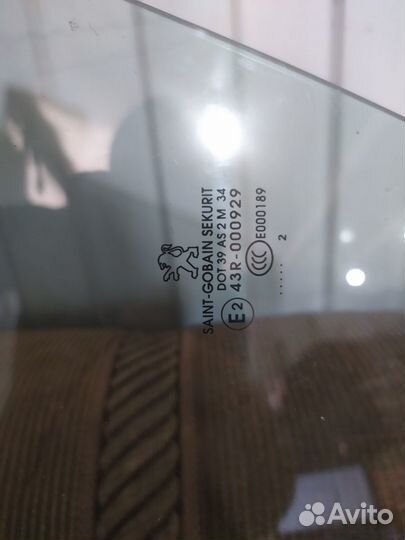 Peugeot 508 стекло переднее левое