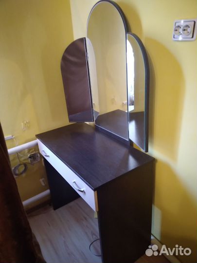 Трюмо с зеркалом