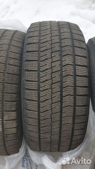 Bridgestone Blizzak Ice 215/50 R17