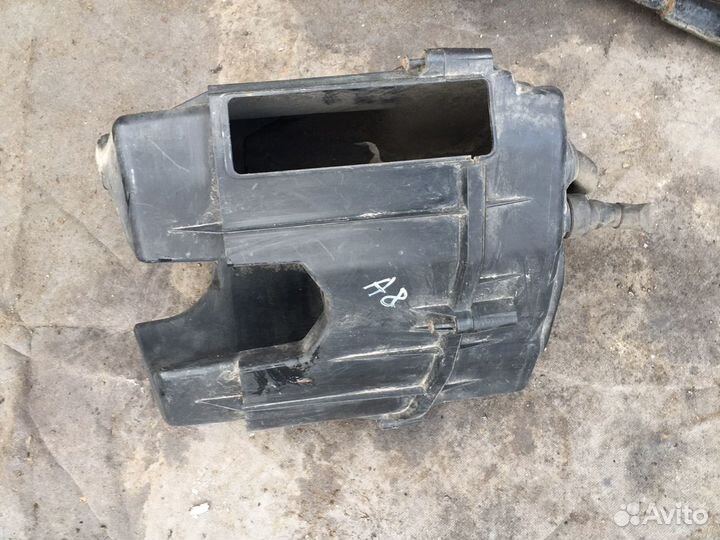 Корпус воздушного фильтра Audi A8