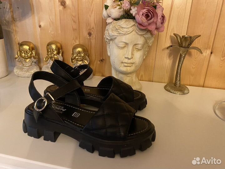 Босоножки новые кожа