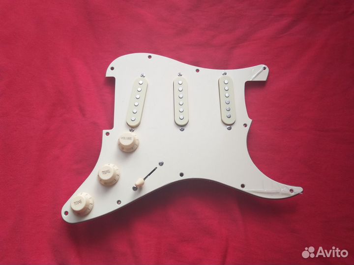 Пикгард для Fender Stratocaster SSS (кремовый)