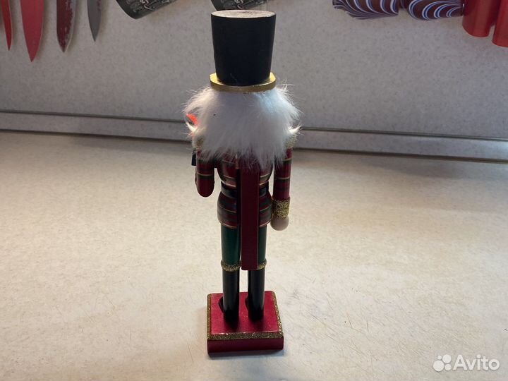 Щелкунчик деревянный 26см