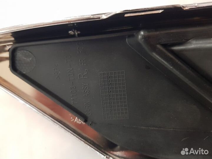 Накладка правая в бампер противотуман. Honda Cr-v