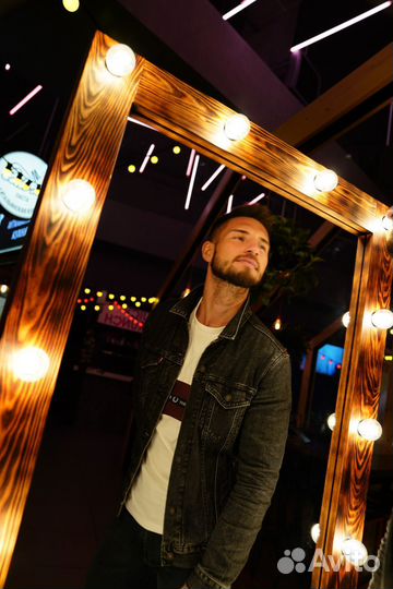 Гримерное зеркало с лампочками