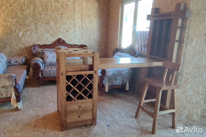 Кухонный стол и стулья и барная стойка со стульями