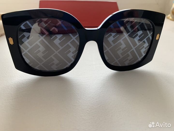 Солнцезащитные очки женские fendi