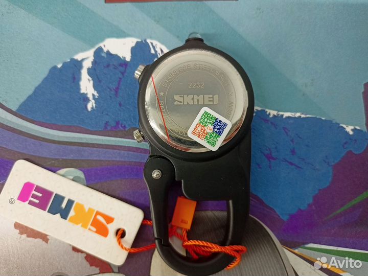 Часы походные с карабином и фонариком