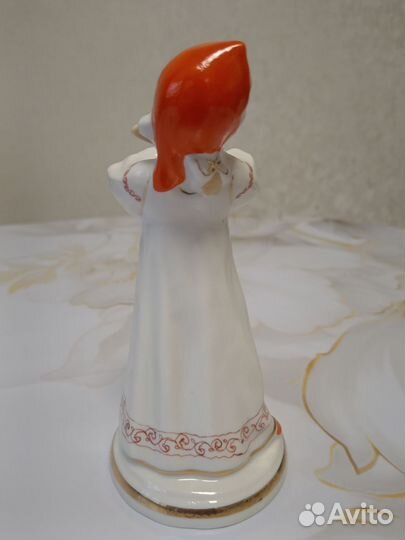 Статуэтка фарфоровая 
