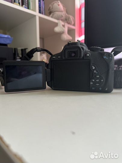 Зеркальный фотоаппарат canon EOS 700D