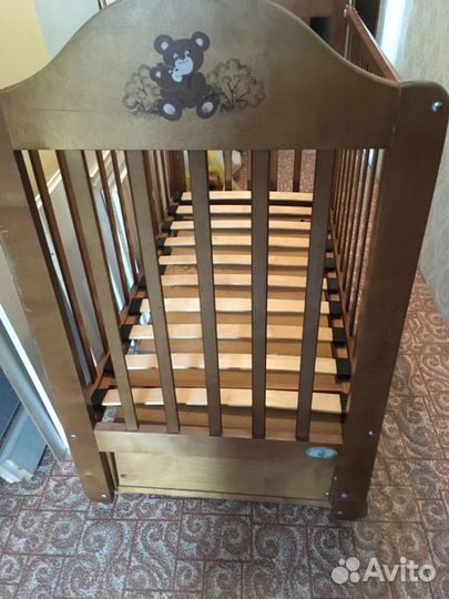 Детская кроватка с маятником и ящиком