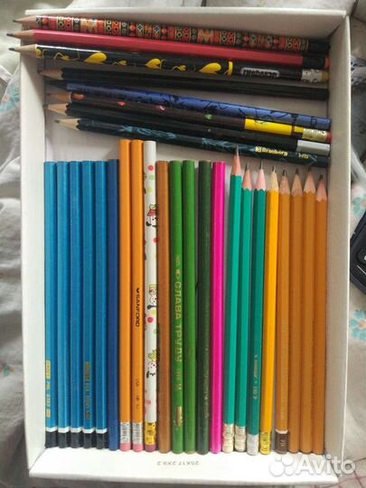 Блокноты, маркеры, карандаши, канцелярия