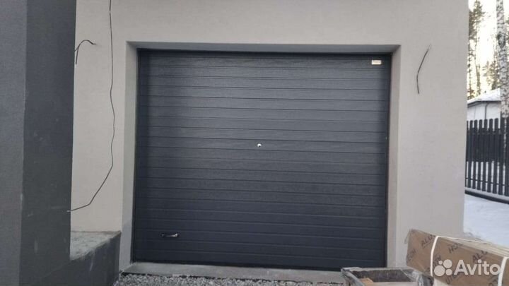 Теплые гаражные секционные ворота подъëмного типа