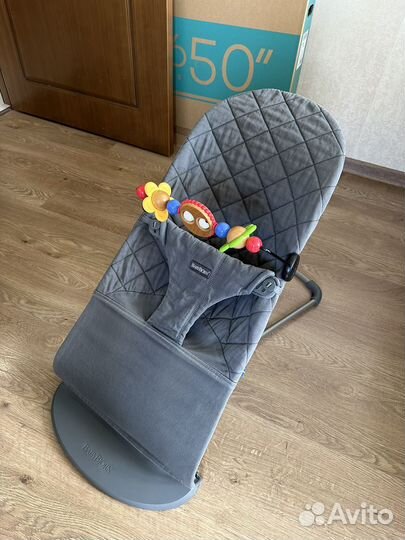 Шезлонг babybjorn с игрушкой оригинал