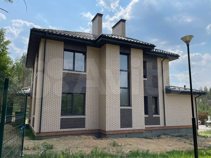 Коттедж 225 м² на участке 10 сот.