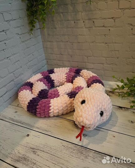 Вязаная милая змейка