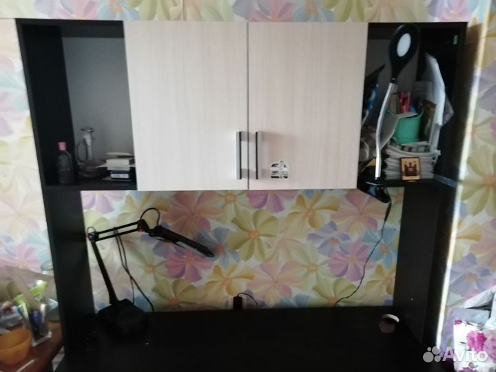 Компьютерный стол тёмного цвета