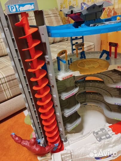 Большой гараж Hot Wheels с обезьяной
