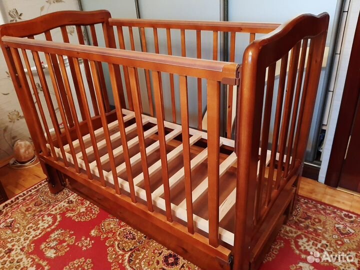 Детская кровать с продольным маятником и ящиком