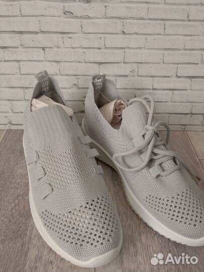 Кроссовки женские