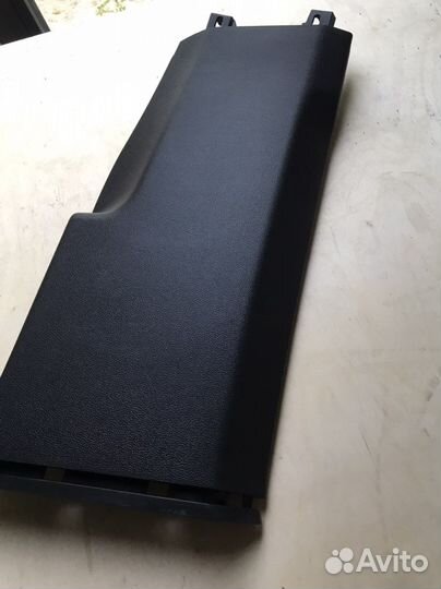 Обшивка правой средней стойки Passat B8