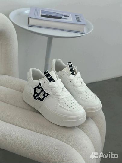 Кроссовки женские