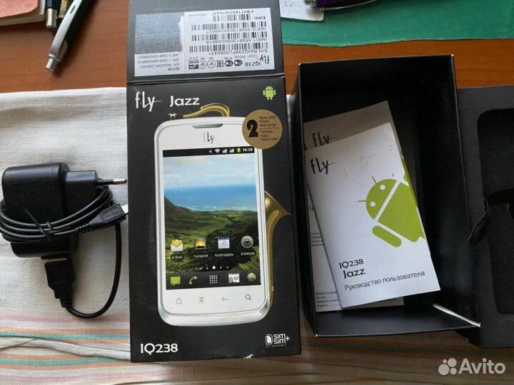 Телефон Fly с зарядкой в коробке