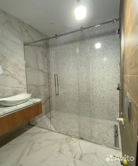 Стеклянные душевые перегородки