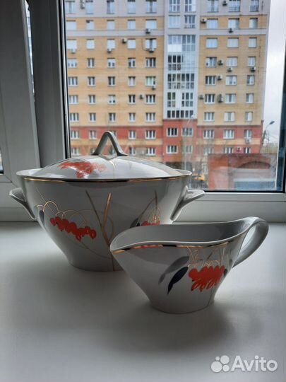 Фарфоровая супница, соусник