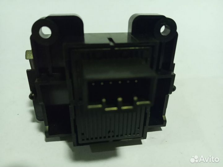 Кнопка фиксатора стояночного тормоза