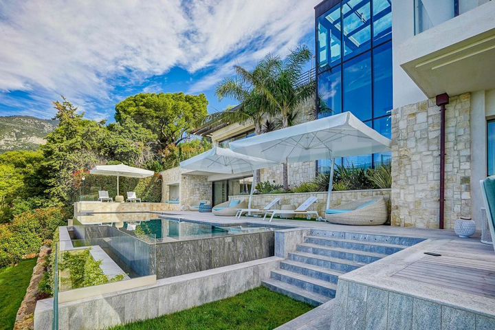 Коттедж 580 м² на участке 11 сот.