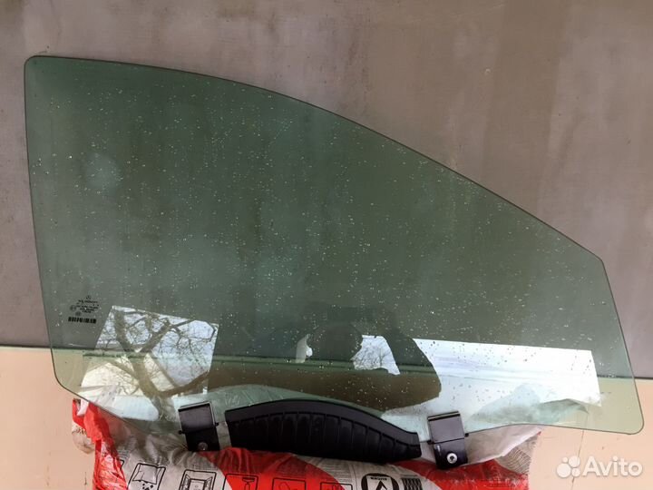 Mercedes W 221 стекло переднее правое