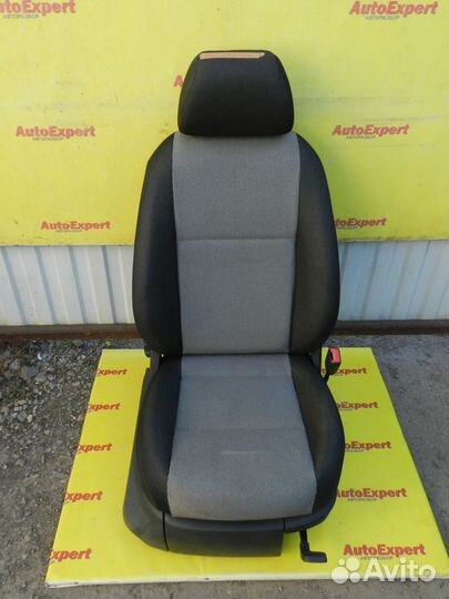 Сиденье переднее правое Skoda Roomster