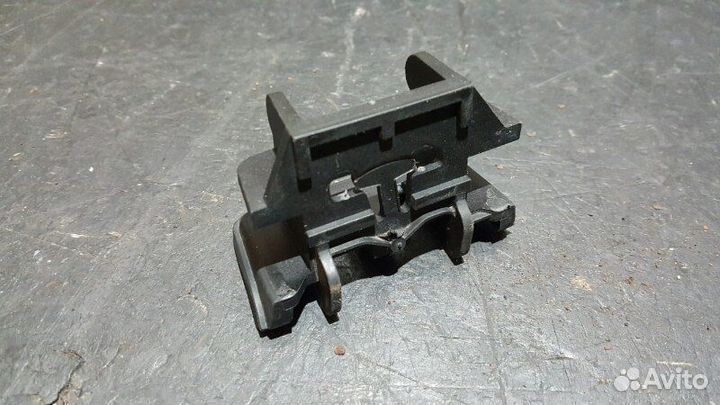 Кронштейн боковой накладки правый Porsche Cayenne