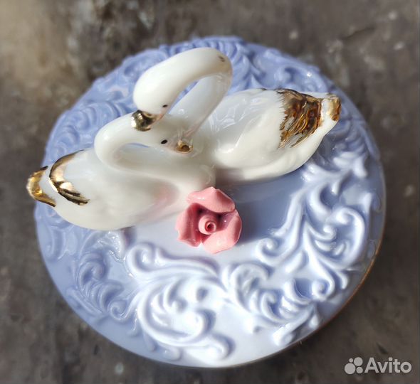 Шкатулка фарфор лебеди статуэтка