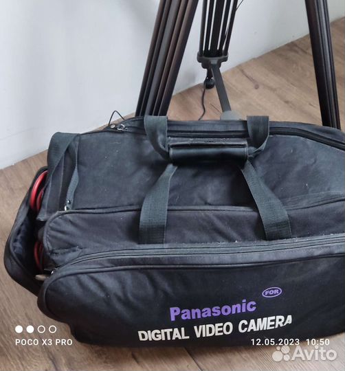 Цифровая камера Panasonic с штативом