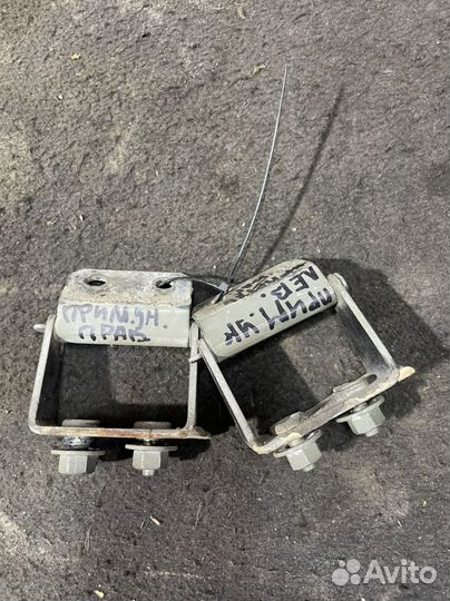 Петля крышки багажника универс Nissan Primera P12